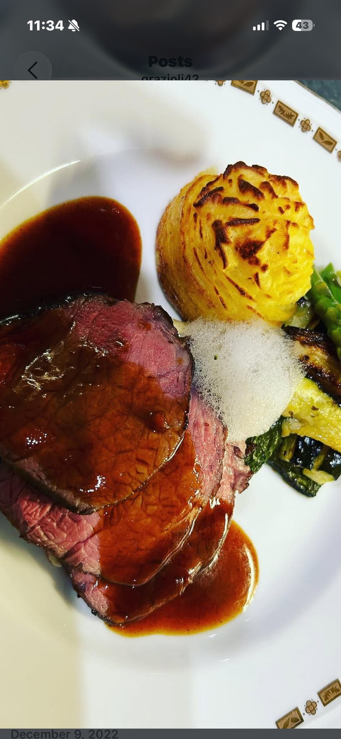 Rare steak with potato purée and vegetables